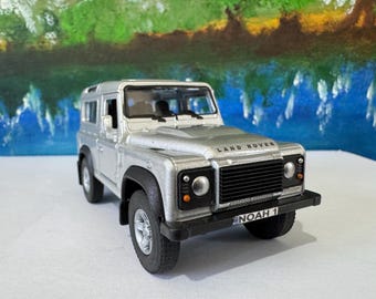 1:43 Land Rover Defender 110 Dark Green Diecast, Cararama White