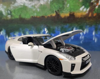 Nissan GT-R 2017 1:24 Bburago Licencjonowany model samochodu odlewanego ciśnieniowo z niestandardową tabliczką znamionową, prezent na Boże Narodzenie dla chłopca, wujka, w pudełku