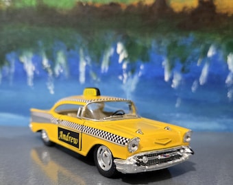 Model samochodu Chevrolet Bel Air Taxi z 1957 roku w skali 1:40 z odlewu ciśnieniowego – Kinsmart – Spersonalizowana tablica rejestracyjna – Opakowanie prezentowe