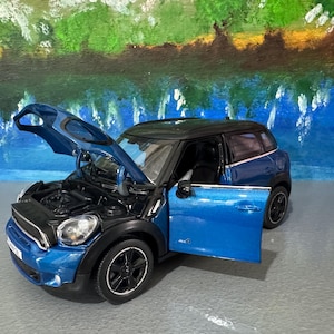 Mini Cooper S à L’échelle – Modèle De Collection En Métal Avec Portes Ouvrantes Et Détails Réalistes – Drapeau Azul Inclus