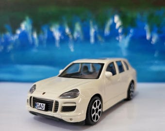 1: 43 Spielzeugauto mit Aufdruck - Nummernschild personalisiert - Geschenk für Papa - Geburtstag - mit Box und Namen