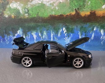 Tayumo Nissan Skyline GT-R R34 V-Spec II Czarny model samochodu odlewanego ciśnieniowo w skali 1:32 – spersonalizowana tablica rejestracyjna – prezent w pudełku
