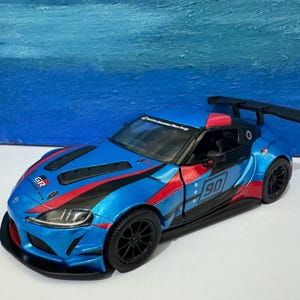 TOoveA GR Supra Racing Concept 1:36 Diecast Model Car - Rollback-Aktion, Türen zum Öffnen, Sammlerspielzeug, Geschenk für Kinder und Erwachsene, inklusive Schutzhülle