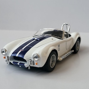 1965 Shelby Cobra 427 S/C 1:32 Diecast – Licensed by Kinsmart, Metal Model Car, Pull Back Operation, Collectible Gift Sleeves