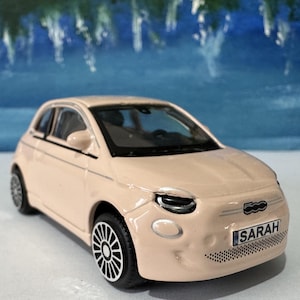 Petite voiture FIAT 500e rose/pinl personnalisée - Modèle réduit à l'échelle 1:43 - Cadeau pour garçon, fille, papa, maman, oncle, grand-père - Coffret cadeau d'anniversaire