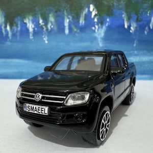 パーソナライズされたプレート VW アマロック おもちゃの車モデル 男の子 女の子 お父さん お母さん おじさん おじいちゃん 兄弟 誕生日 父の日 ギフト プレゼント 新品 箱入り 1:43 スケール