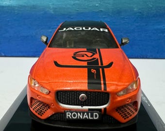 Jaguar XE SV Proyecto 8, modelo de coche fundido a presión, escala 1:43, placa de identificación personalizada, regalo para papá, vitrina, regalo de aniversario o cumpleaños.