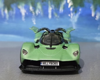 Aston Martin Valkyrie 1:32 Diecast Model Car – Kinsmart – Personalizowana tablica rejestracyjna – Otwierane drzwi – Opakowanie prezentowe