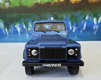 Gepersonaliseerde kentekenplaten | Welly Land Rover Defender 90 modelauto | Cadeau voor vader, moeder, jongen, meisje, broer, opa | Verjaardag | 4 kleuren