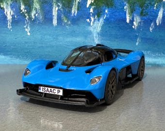 Licencjonowany model diecastowy Kinsmart Aston Martin Valkyrie w skali 1:32 | Spersonalizowana tabliczka znamionowa | Otwierane drzwi | Odciągane - Etui na prezenty - NIEBIESKIE
