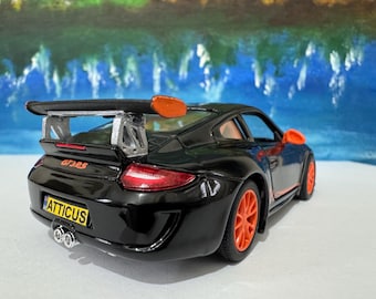 Model samochodu Porsche GT3 RS 1:36 – Tabliczka z Twoim imieniem | Na licencji Kinsmart | Prezent dla chłopca, dziewczynki, taty, mamy, wujka i dziadka | Czarny | Etui