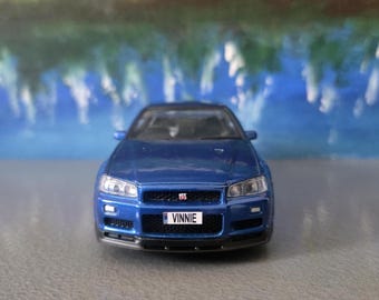 Tayumo Nissan Skyline GT-R R34 V-Spec II 1:36 Diecast Model Samochodu – Spersonalizowana Tabliczka Imienna – Prezent w Pudełku