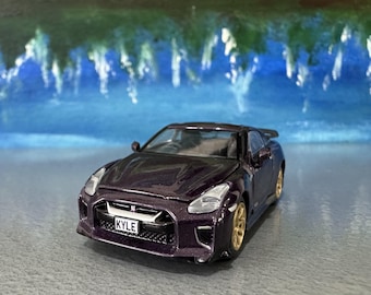 Nissan GT-R R35 T-Spec 2022 Midnight Purple, model samochodu odlewanego ciśnieniowo w skali 1:64 – ERA – spersonalizowana tablica rejestracyjna – edycja limitowana