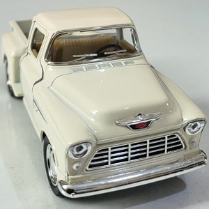 1955 Chevy Stepside Pick-up 1:32 Diecast – Offiziel lizensiertes Pull-Back Spielzeug, Türen zum öffnen – Blau/Creme Geschenk für Sammler, Kindergeschenkhüllen
