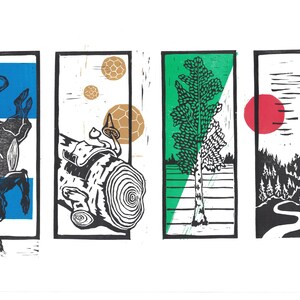 Può includere: Una stampa a linoleum in bianco e nero con quattro pannelli. Il primo pannello mostra un coniglio nero su sfondo blu. Il secondo pannello mostra un tronco con anelli e un fungo. Il terzo pannello mostra un albero verde con un tronco bianco. Il quarto pannello mostra un sole rosso che tramonta su una foresta nera con un sentiero tortuoso.