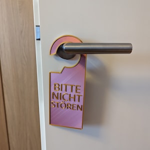 Im Schlafzimmer wurde ein "Bitte Nicht Stören" Schild an der Tür angebracht, um ungestörte Ruhe zu gewährleisten. Privatsphäre Unterbrechungen unerwünscht sind, was für einen erholsamen Schlaf oder ungestörte Zeit im Zimmer sorgt