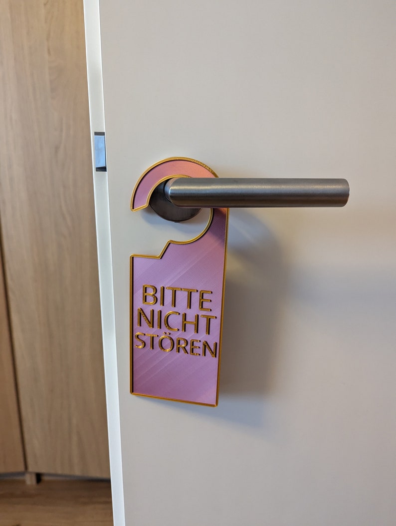 Im Schlafzimmer wurde ein "Bitte Nicht Stören" Schild an der Tür angebracht, um ungestörte Ruhe zu gewährleisten. Privatsphäre Unterbrechungen unerwünscht sind, was für einen erholsamen Schlaf oder ungestörte Zeit im Zimmer sorgt