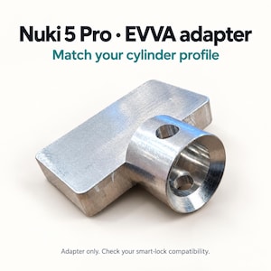 Op de afbeelding: Een zilverkleurige metalen Nuki 5 Pro EVVA-adapter met een rechthoekige basis en een cilindervormig opzetstuk met twee ronde gaten. De tekst luidt: Nuki 5 Pro • EVVA adapter, Match your cylinder profile, Adapter only. Check your smart-lock compatibility.