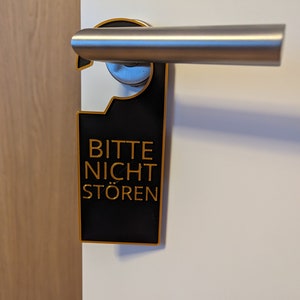 Im Schlafzimmer wurde ein "Bitte Nicht Stören" Schild an der Tür angebracht, um ungestörte Ruhe zu gewährleisten. Farbe schwarz