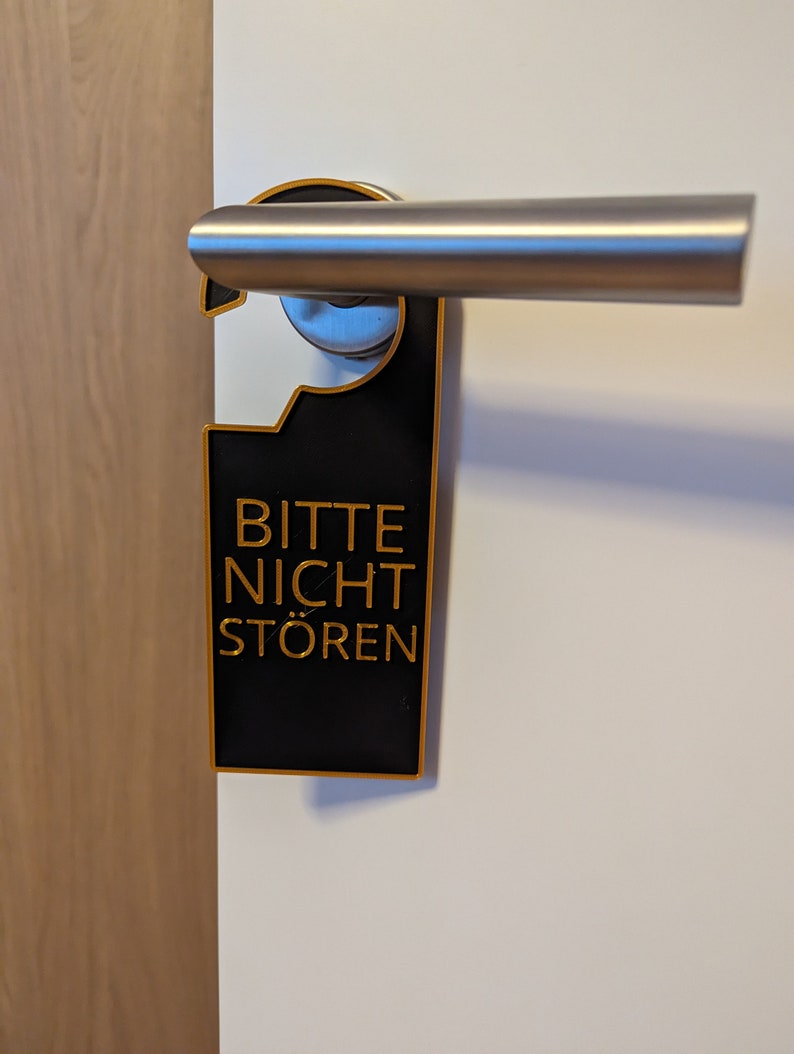 Im Schlafzimmer wurde ein "Bitte Nicht Stören" Schild an der Tür angebracht, um ungestörte Ruhe zu gewährleisten. Farbe schwarz