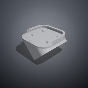 Pode incluir: Um suporte de montagem cinza-claro, de formato quadrado e cantos arredondados. A superfície superior apresenta uma borda elevada em três lados e quatro orifícios circulares rebaixados para fixadores. A base é inclinada para suporte.