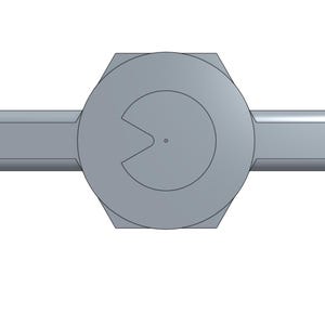 Può includere: Un componente meccanico grigio con un elemento circolare centrale con un intaglio, affiancato da due barre rettangolari. L'oggetto ha un aspetto metallico ed è posto su uno sfondo bianco.