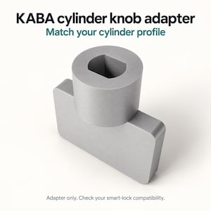 Peut inclure: Un adaptateur de bouton de cylindre KABA argenté avec une ouverture centrale carrée. Le texte KABA cylinder knob adapter, Match your cylinder profile, et Adapter only. Check your smart-lock compatibility. est imprimé sur l'image.