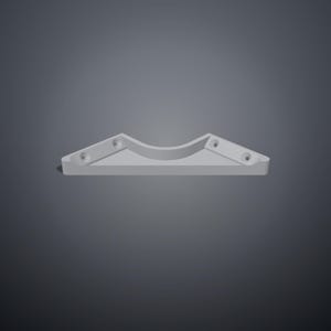 Peut inclure: Un support de montage gris clair à profil bas, doté d'une découpe centrale incurvée et de quatre trous de vis fraisés, deux de chaque côté de l'arc. L'objet présente une base plate et une conception angulaire symétrique aux bords nets.