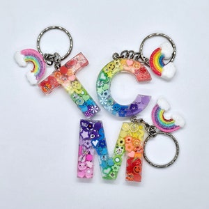 Llavero de resina con letras arcoíris, llavero con monograma personalizado, regalos para ella, dijes brillantes para mochilas escolares, regalos únicos para niños, regalos del orgullo.