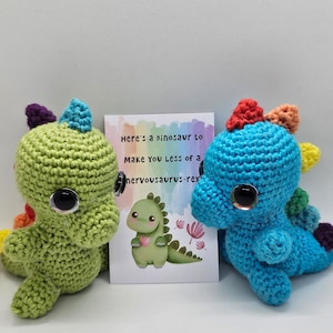 Peluche de dinosaurio de apoyo emocional personalizado, tejido a crochet para el apoyo emocional, regalo para la ansiedad y la salud mental, "Pensando en ti", tarjeta de regalo de ánimo.