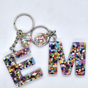 Llavero de resina con letra de gema arcoíris, llavero con monograma personalizado, regalo para ella, dijes brillantes para mochila escolar, relleno de medias, regalo novedoso
