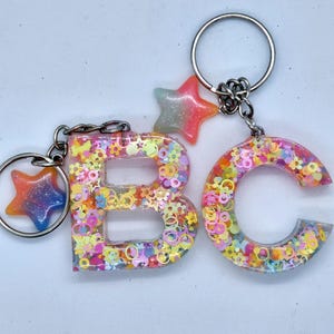 Llavero con letras de resina de arcoíris de neón, llavero con monograma personalizado, regalos para ella, dijes con purpurina para la mochila escolar, pequeños obsequios, regalo novedoso