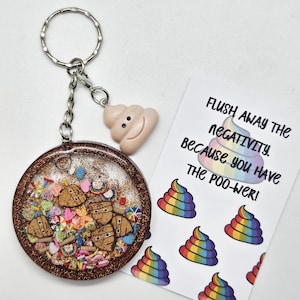 Chaveiro com coqueteleira de cocô de arco-íris, chaveiro com coqueteleira de glitter, pingente fofo de bolsa de resina, ideias engraçadas para presentes, cartão de incentivo, presente com emoji de cocô