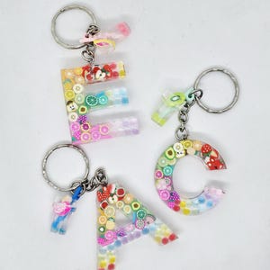 Llavero de resina arcoíris con forma de fruta de verano, monograma personalizado, regalo para ella, dijes brillantes para mochilas escolares, regalos únicos para niños.