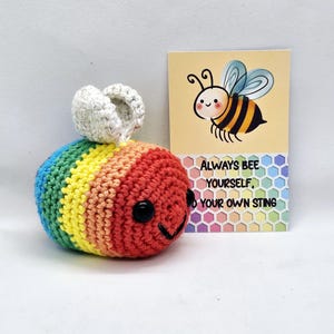 Worry Buddy Bumble Bee, stress huisdier bij regenboog gehaakte bij cadeau, aanmoedigingskaart cadeau, LGBTQ, cadeau geestelijke gezondheid, kleine herinnering