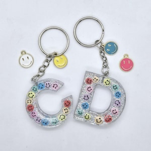 Regenbogen Smiley Gesicht Schlüsselanhänger, Buchstabe Glückliches Gesicht Schlüsselbund, niedliche Anfangs Glitter Taschenanhänger, Strumpffüller für Kinder, Positivitätsgeschenk