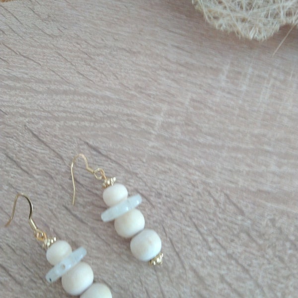 Boucles d'oreilles en acier inoxydable perles bois brut et petite fleur pailletées, idée cadeau anniversaire