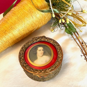 Enchanting Portrait Antique Lady French Belle Epoque Trinket Gilt Brass Bronze Jewellery Patch Box Floral Wreath Border Bijoux EASTER