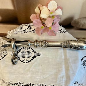 Stylish Antique Art Nouveau French Sterling Silver  Rococo Scroll Handle Manche Gigot Meat Bone Holder Minerva Mark works well Dinner Table