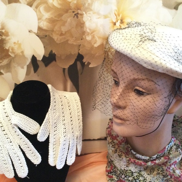 Pretty PARIS Label NEODAIM Linen black net Hat & Vintage Pretty crochet 1950’s White gloves dainty cuff buttons Wedding Tea Party Races