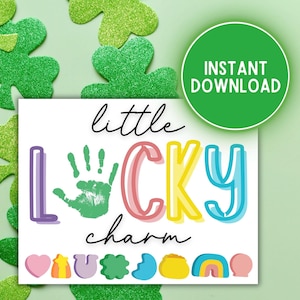 Pode incluir: Um cartão branco com as palavras "little LUCKY charm" em letras coloridas e uma impressão de mão verde. O cartão é cercado por trevos verdes brilhantes e um fundo verde. Um círculo verde com as palavras "INSTANT DOWNLOAD" está no canto superior direito.