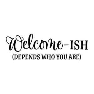 Pode incluir: Arte de texto "Welcome-ish (depende de quem você é)" em fonte cursiva preta sobre fundo branco.