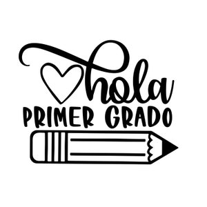 Op de afbeelding: Zwart-wit grafisch ontwerp met de tekst "Hola Primer Grado" en een hart. Onder de tekst bevindt zich een zwart-wit potlood.