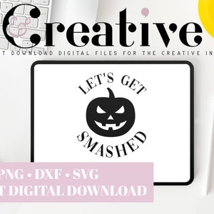 Puede incluir: Un diseño digital que presenta una ilustración en blanco y negro de una calabaza con el texto "Let's Get Smashed" en un círculo a su alrededor. El diseño está sobre un fondo blanco.