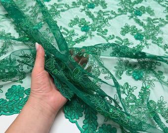 Smaragdgroene kantstof met bloemen, geborduurde pailletten met koord, niet-elastisch, op maat gesneden