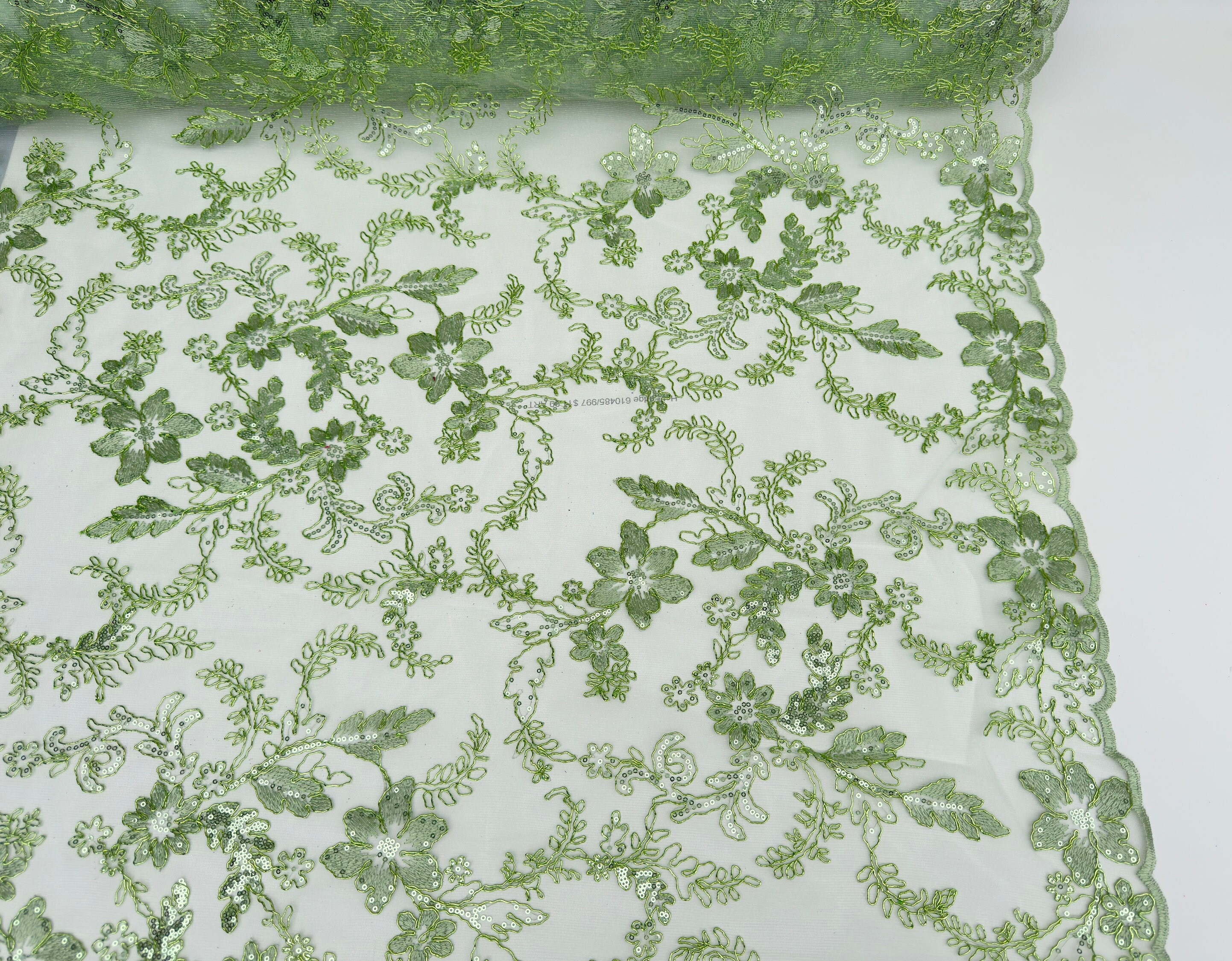 セージグリーンの花柄レース生地（1ヤードあたり）、刺繍入りコード