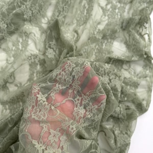 Tecido de renda elástica floral cor sálvia, estilo vintage, com elasticidade em 4 direções, transparente e macio, ideal para vestidos, trajes de gala, lingerie, sobreposições e noivas. imagem 3