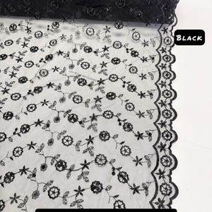 Peut inclure: Tissu en dentelle noire brod&eacute;e de motifs floraux. Le tissu pr&eacute;sente un motif r&eacute;p&eacute;t&eacute; de fleurs et de feuilles. Le bord du tissu a un motif festonn&eacute;. Le mot "BLACK" est dans un encadr&eacute; noir. Le texte "LIMITED STOCK Will Not Be Restocked" est &eacute;galement visible.