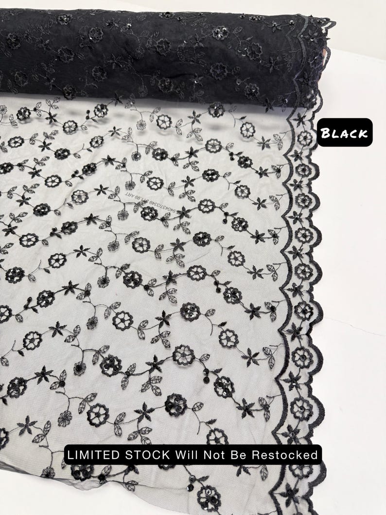 Peut inclure: Tissu en dentelle noire brod&eacute;e de motifs floraux. Le tissu pr&eacute;sente un motif r&eacute;p&eacute;t&eacute; de fleurs et de feuilles. Le bord du tissu a un motif festonn&eacute;. Le mot "BLACK" est dans un encadr&eacute; noir. Le texte "LIMITED STOCK Will Not Be Restocked" est &eacute;galement visible.