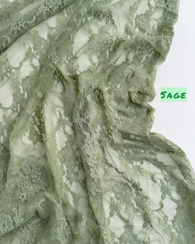 K&ouml;nnte beinhalten: Salbeigr&uuml;ner Spitzenstoff mit floralem Muster. Das zarte Material ist drapiert und zeigt das komplizierte Design und die Textur. Das Wort "SAGE" ist gr&uuml;n auf gr&uuml;nem Hintergrund geschrieben.